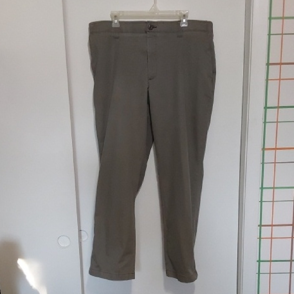 Wrangler Men's Khaki Chinos / Grey Green Colour.